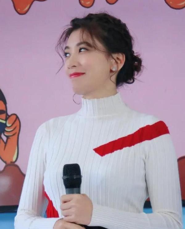 贾静雯剪波波头好年轻!戴圆框眼镜像女大学生,在老公