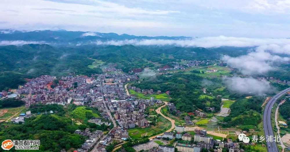 大美浦北航拍雨后初霁的福旺小镇如梦幻天地