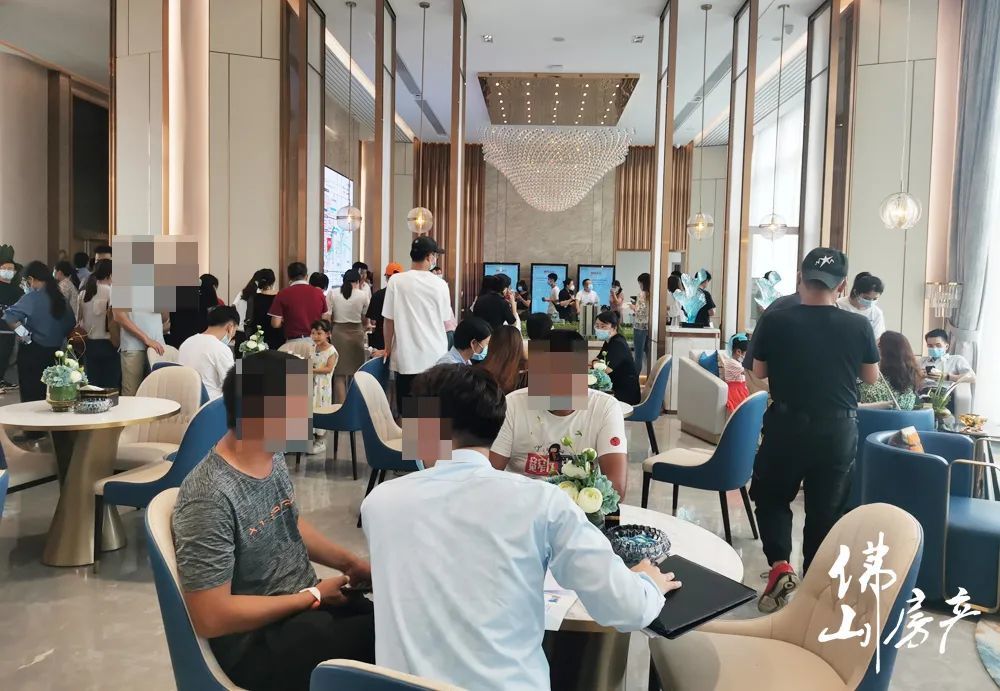 另有销售表示,近期认筹量的确明显提升,看房的人也多了.