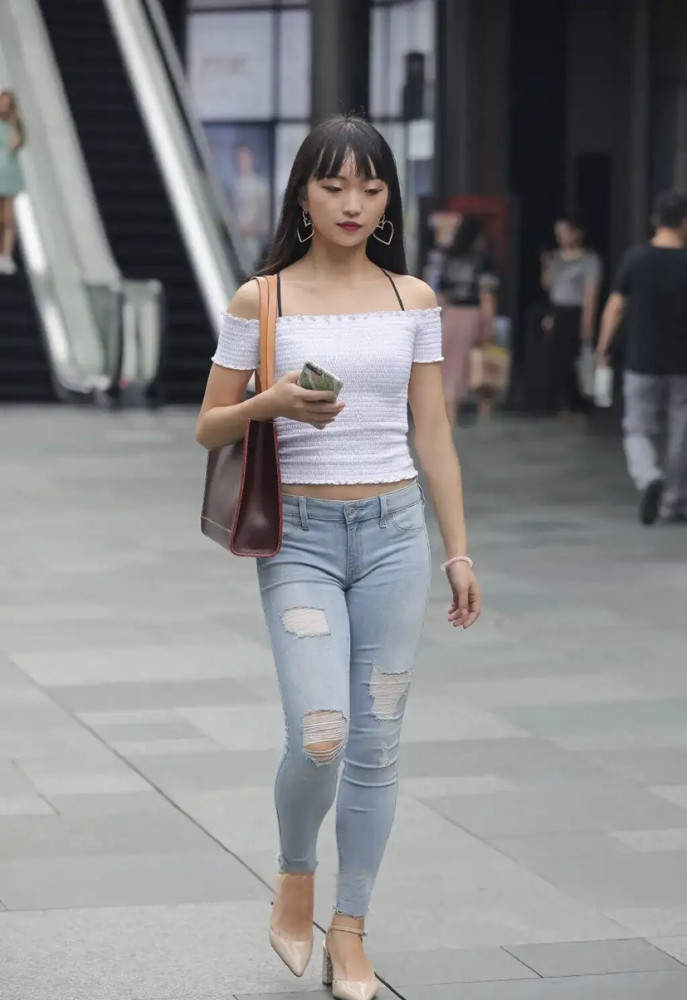 今年流行"低腰裤",但也并非谁都能穿,露出小肚子不是很尴尬?
