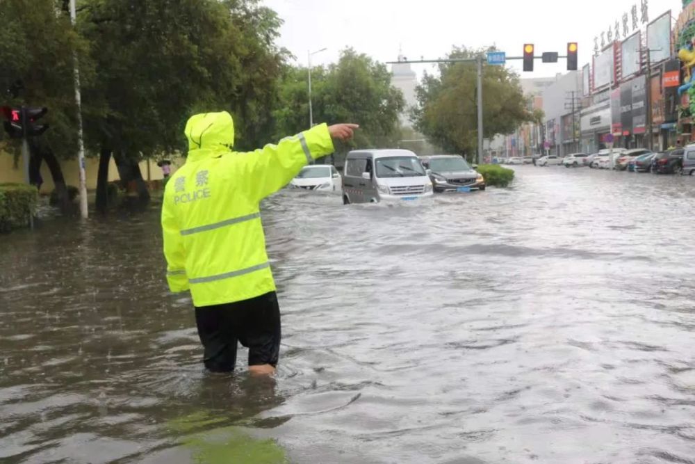 昨天暴雨中齐齐哈尔街头最靓的"路标"