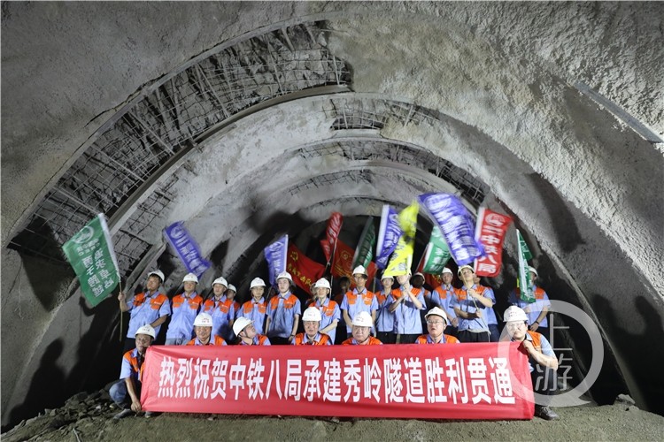 作为铁路特长隧道,秀岭隧道穿越横断山滇西高山峡谷区,地形起伏大,是