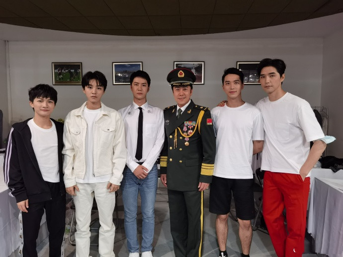 蔡国庆后台与李现王一博杨洋等合影,零修图众男星真实