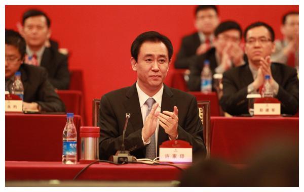 许家印的背景有多强大看去年国庆就知道他直接在城楼上看庆典