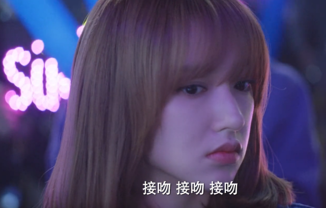 《你微笑时很美》这部剧里面,就有过周围的人起哄,让男女主角接吻的