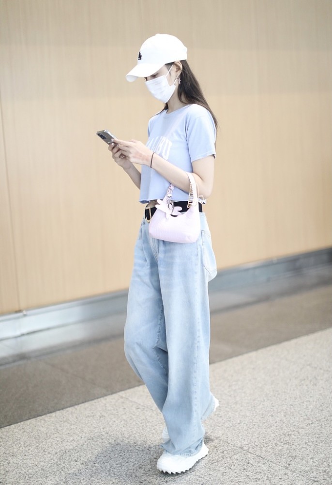 沈梦辰街拍:露脐t恤阔腿裤 马卡龙色包袋清新甜美