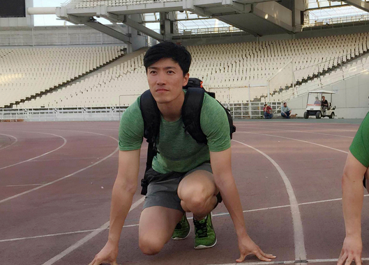 结婚5年不要孩子,37岁刘翔过得自在,晒烫发称自己是"包租公"