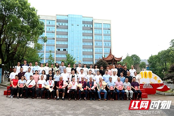 湘潭生物机电学校举行"七一"表彰大会