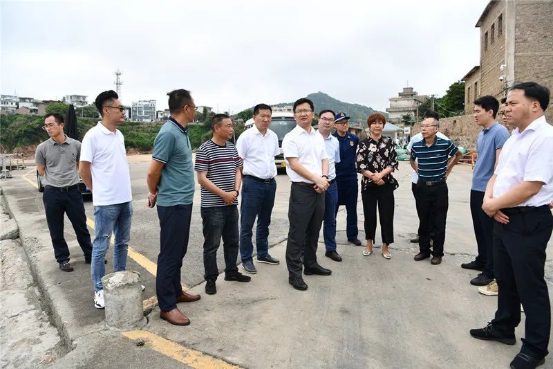 6月17日,普陀区委副书记,区长徐炜波一行先后前往西大菜场,舟山国际