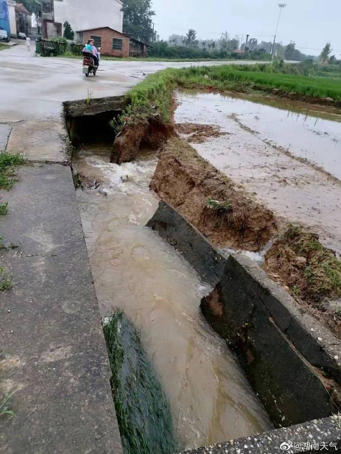 湖南汨罗强降雨致多地受灾,房屋受损,农田道路被淹