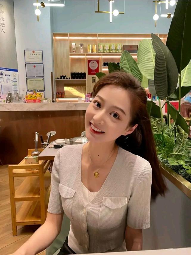 美女领诵员冯琳,从3000多名入选者中胜出,父亲看到说