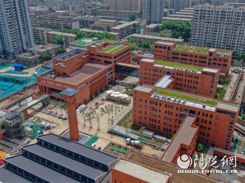 咸阳渭城中学邀请家长,教师和学生代表体验新校区