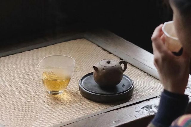 一个人喝茶的当下,难得的是清闲,难得的是抛去烦杂,难得的是内心的