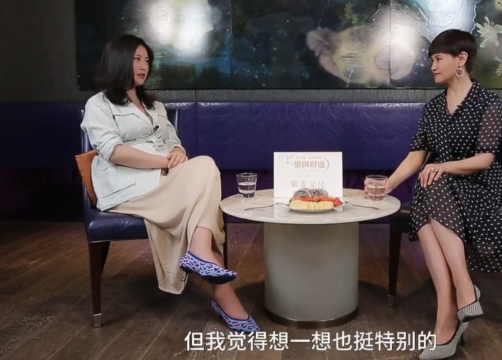 朱珠和老公穿情侣装看展做胎教被王昀佳甜蜜搂怀中一脸幸福