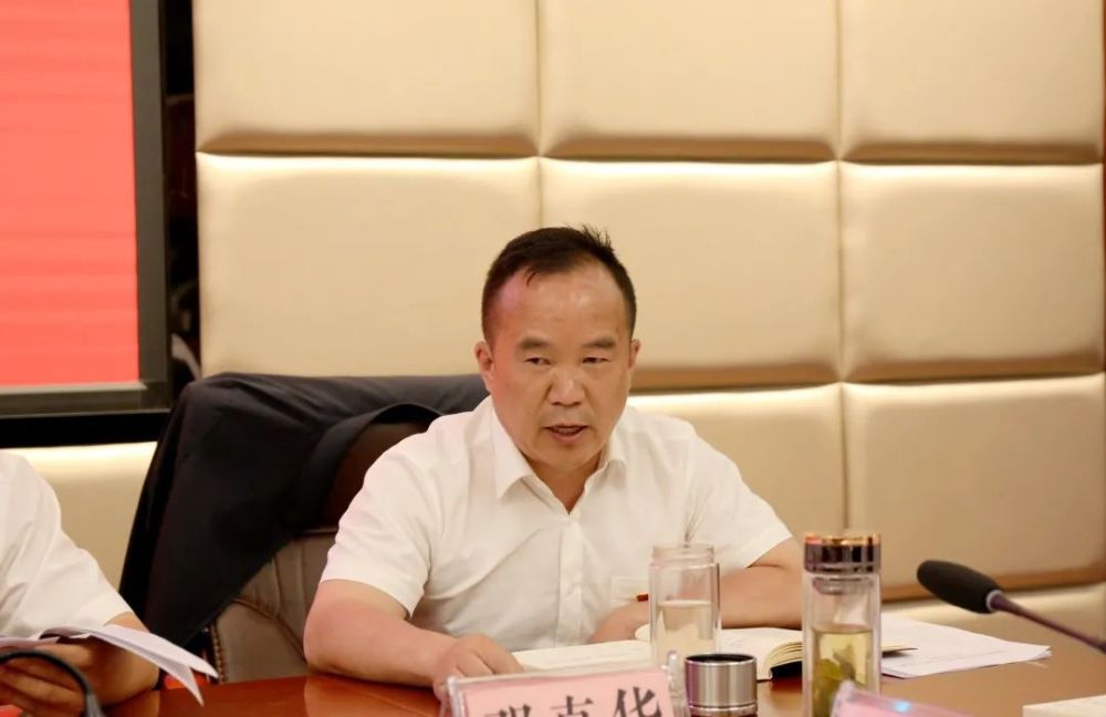 座谈会上,县人大常委会主任申红霞,县政协主席邓真华,与会县级领导及