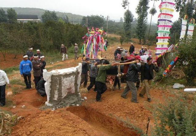 安徽哪里还在土葬?为何人死后,棺材要放在地上3年