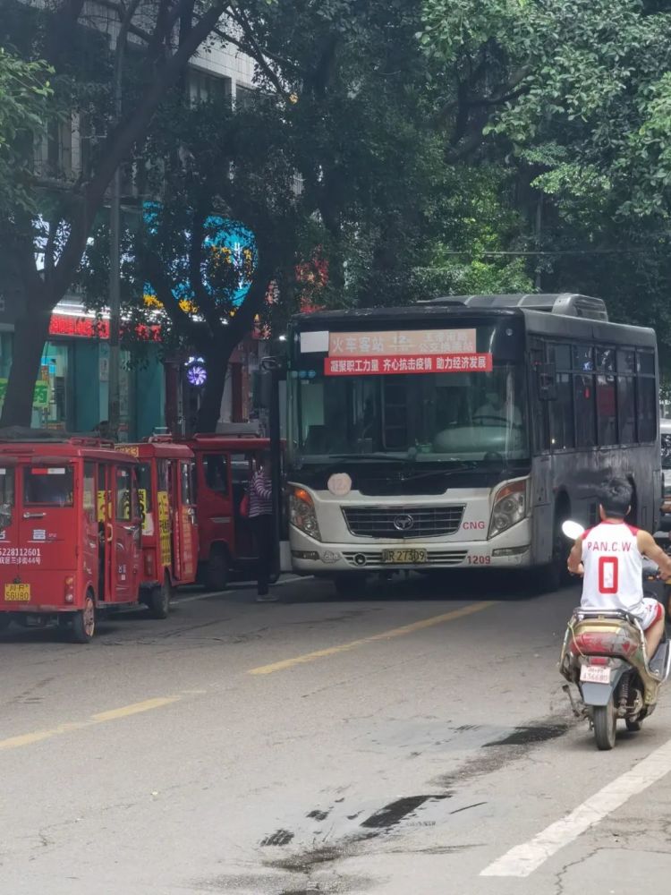 南充:公交站台被三轮,共享单车等侵占