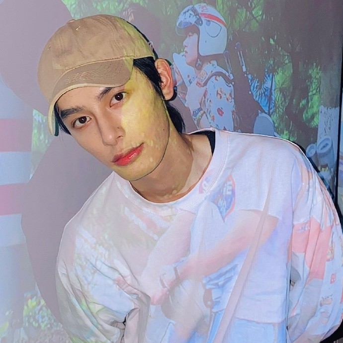 精选戴帽男生头像