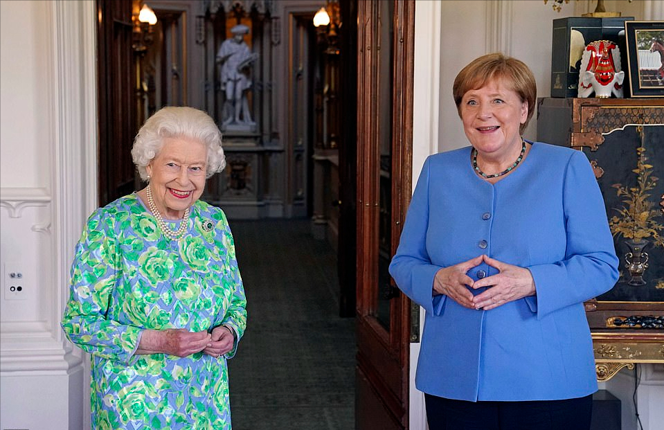 英女王和默克尔最后一次会晤!女王鱼尾绿裙超美,默克尔裤装霸气