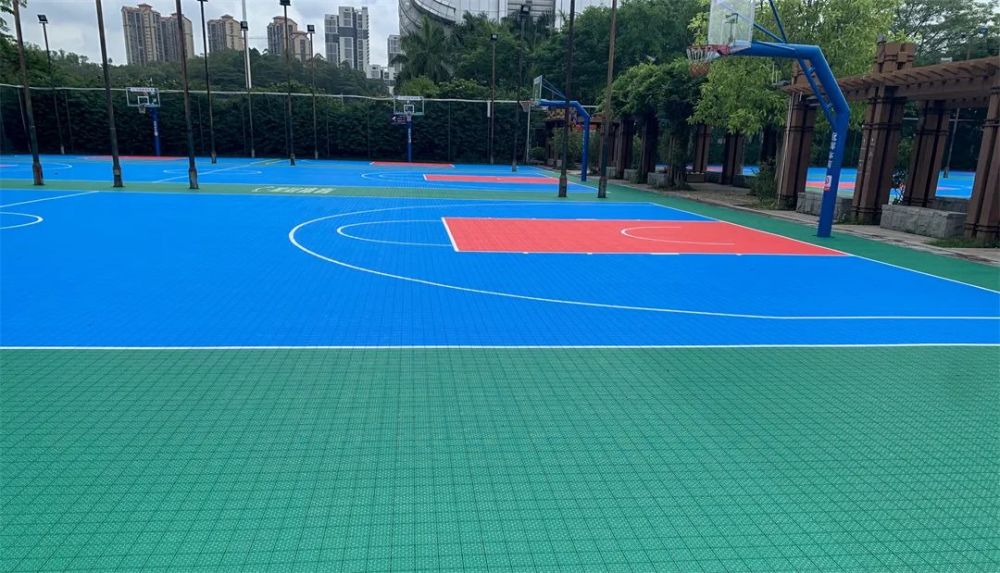 (图:惠东县体育馆悬浮地板篮球场) 悬浮地板铺装的篮球场环保健康