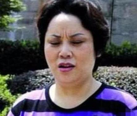 她是第一黑帮女老大,人称"重庆谢姐",16位小鲜肉甘愿供她享乐