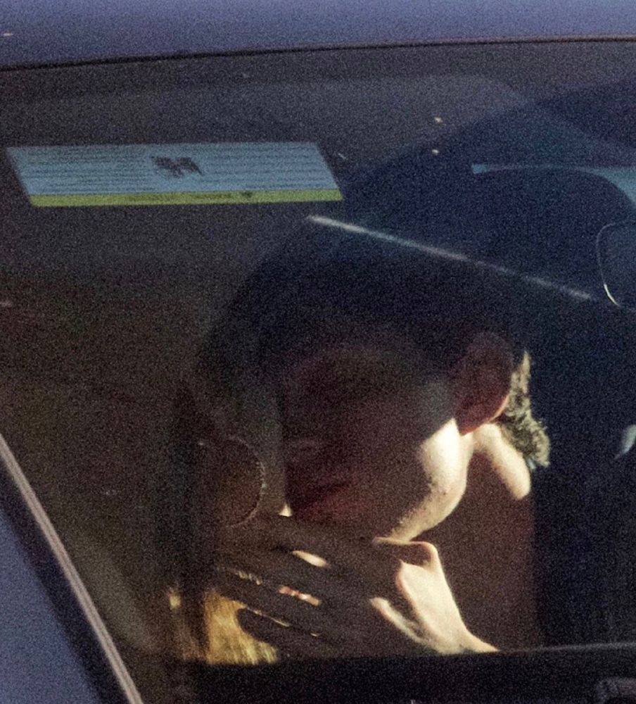 系列的男主角荷兰弟(汤姆·赫兰德)与女主角赞达亚在车上亲吻约会的
