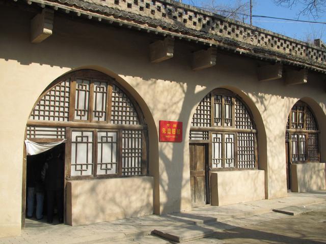 枣园革命旧址为国家5a级景区,位于延安城西北8公里处,是一个园林式的