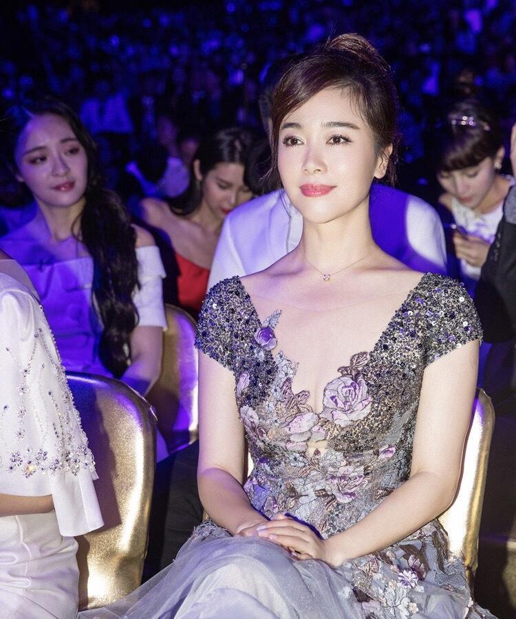 左小青气质真好穿一身刺绣连衣裙优雅端庄太给70后女星长脸了