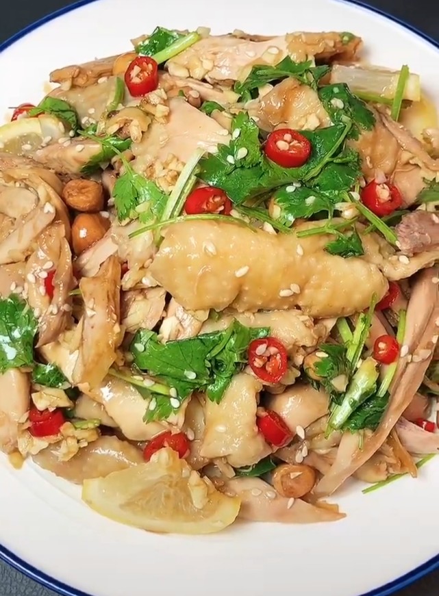 手撕柠檬鸡不够吃,再来一碗葱油蛋炒饭,我和闺蜜吃嗨了