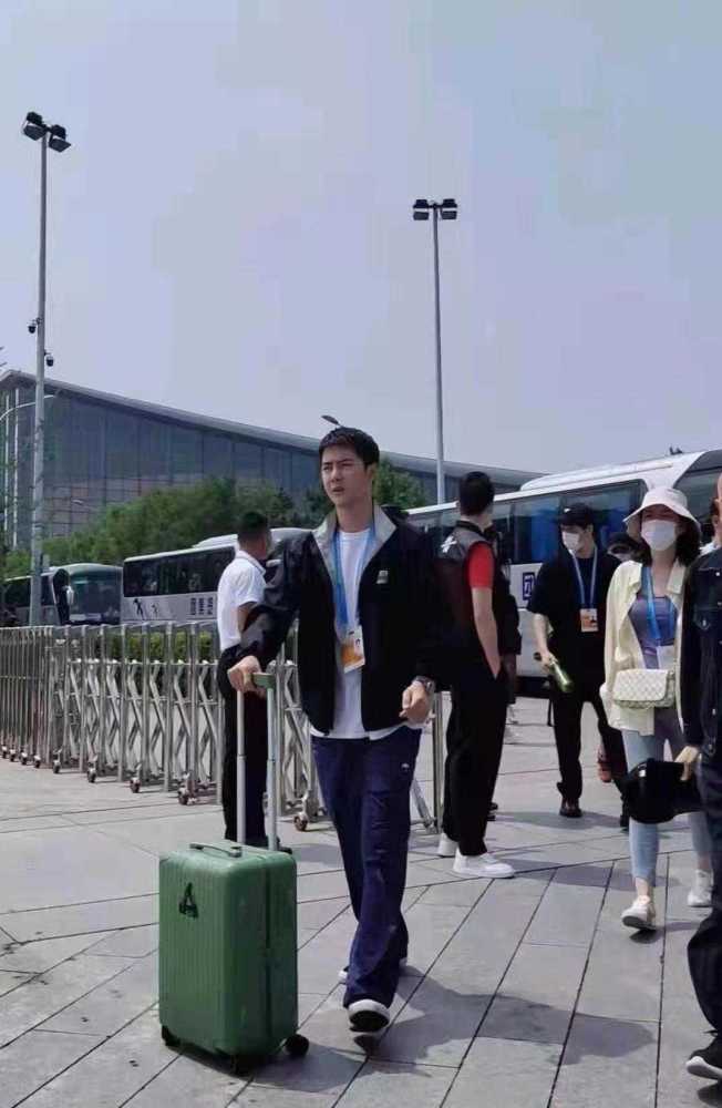 王一博的自拍照最终被李易峰发出来了,靳东果然没有入镜