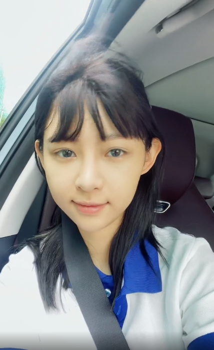 网红痞幼穿校服素颜出镜,头发凌乱嘴唇干裂,哭了一晚上双眼皮很宽被