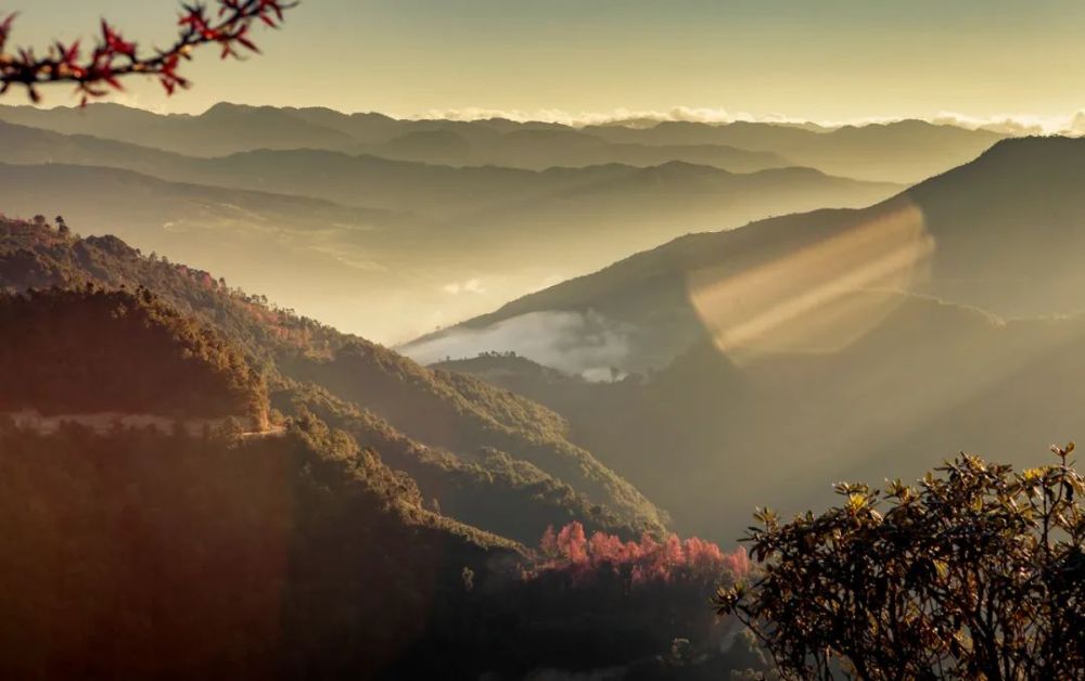 无量山,古称蒙乐山,位于云南省普洱市景东彝族自治县西部.