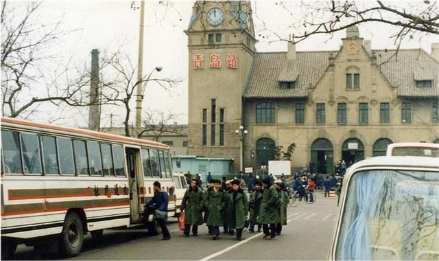 老照片:山东青岛,豪放的青岛大嫚大碗豪饮青岛啤酒