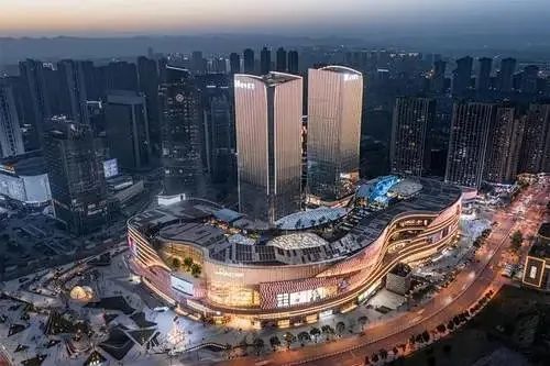 是扛把子 沙区的商业不多,但是集中度很高,三峡广场,龙湖金沙天街