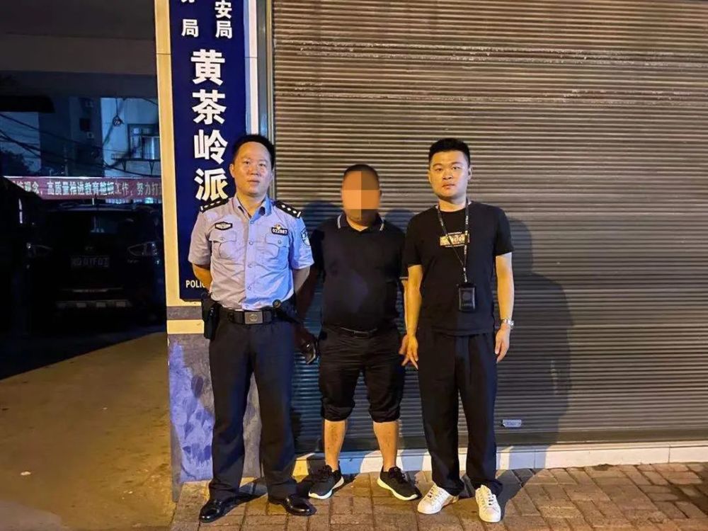 上午10点左右,民警刘双在巡逻时接到线索举报, 随后,副所长曹夏衡带领