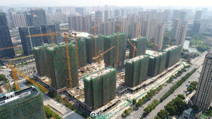 西侧为商业商务设施用地,东侧为已建丽景湾和祥符佳苑安置小区,东侧