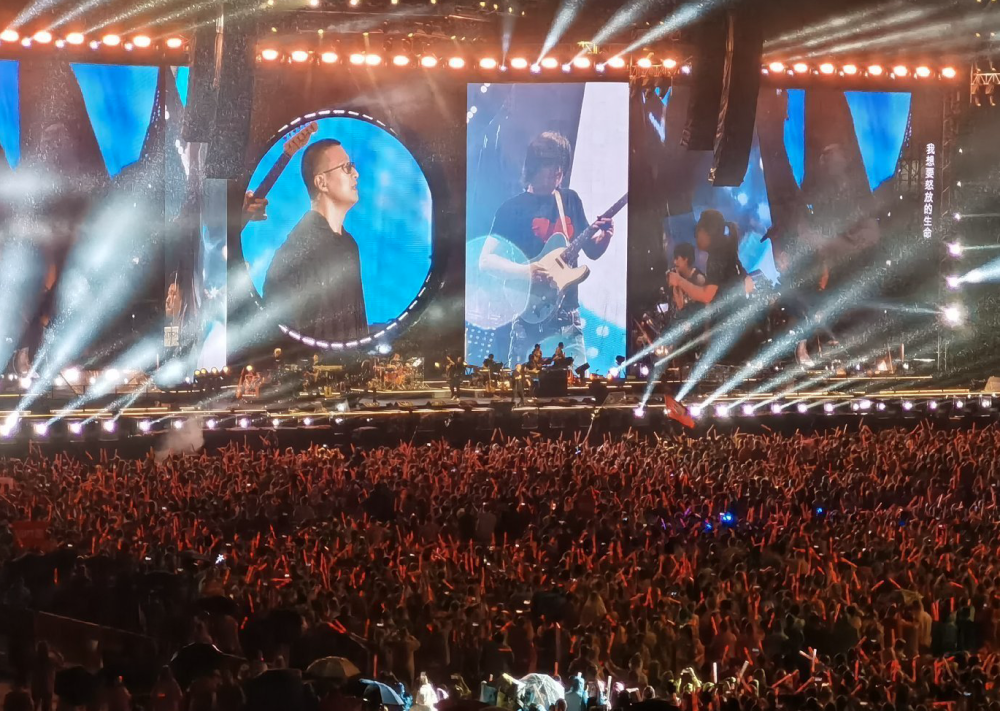 定律失效?汪峰苏州演唱会落幕,万人暴雨中大合唱《我爱你中国》
