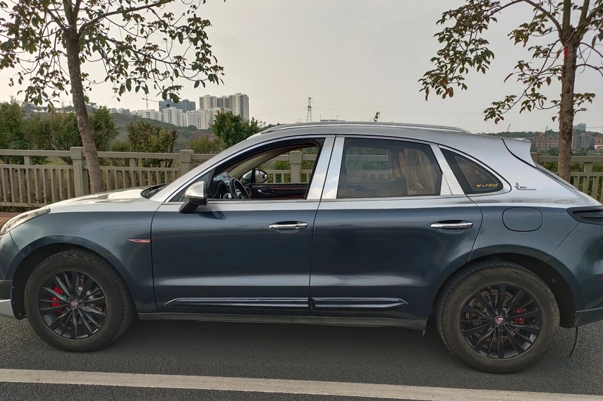 小伙月薪4千开"保时捷suv"上班,黑银双拼色,同事心知肚明不点破
