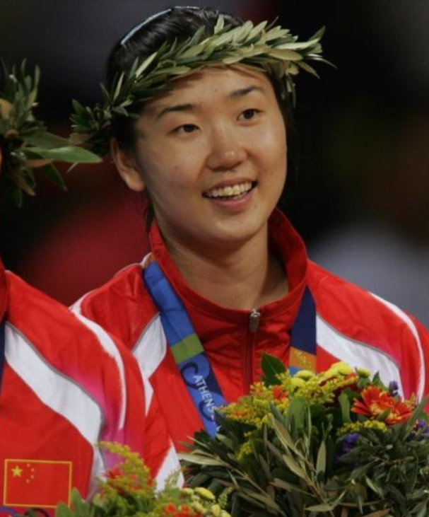 在2004年雅典奥运会上,张娜精准的一传帮助中国女排完成了逆袭,夺得了