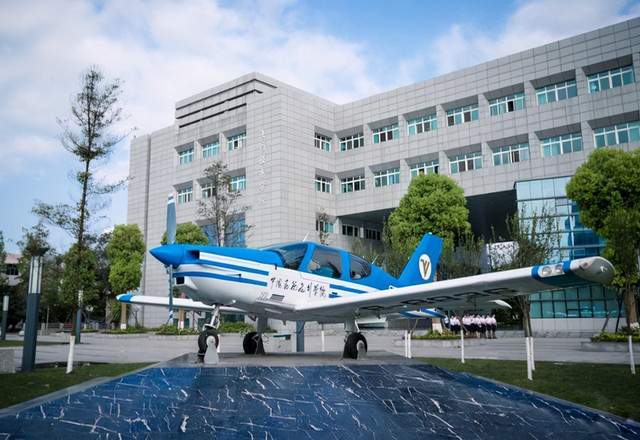 中国民用航空飞行学院,位于四川省广汉市,是一所知名度相对较低的高校