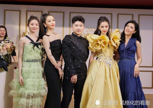 微博之夜明星合照:张大大站c位,丁真李子柒人气高,baby好美