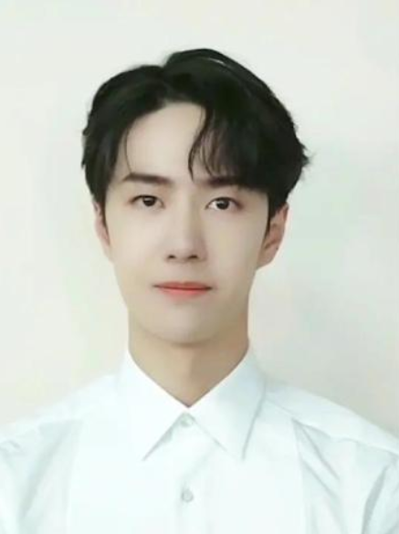 王一博证件照被曝同是白衬衫的李易峰略显青涩第三个差点认不出