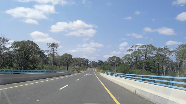 图二,刚修好的公路