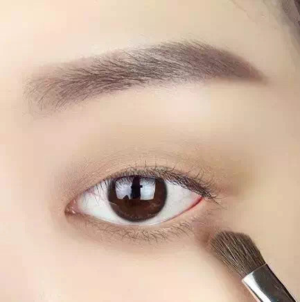 单眼皮画眼线技巧 step1:用棕色的眉笔画一条微微上挑的眉毛,挑眉加上