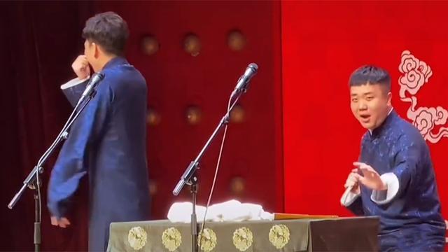 德云社靳鹤岚扳回一局,小包袱弄崩朱鹤松,让巨匠舞台上笑场23秒