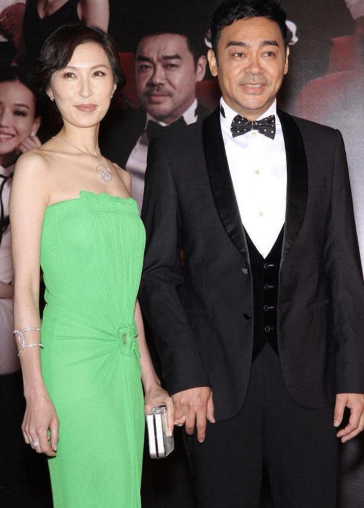 刘青云真有福气,妻子郭蔼明一袭雾霾蓝连衣裙细腻优雅,温柔洋气