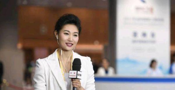 央视主持人李梓萌,43岁还不婚,市长爹心急却无奈:女儿