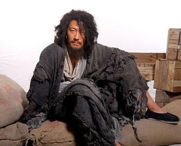 老人被儿媳赶出家门,男乞丐救了她一命,她去世前说出一个秘密