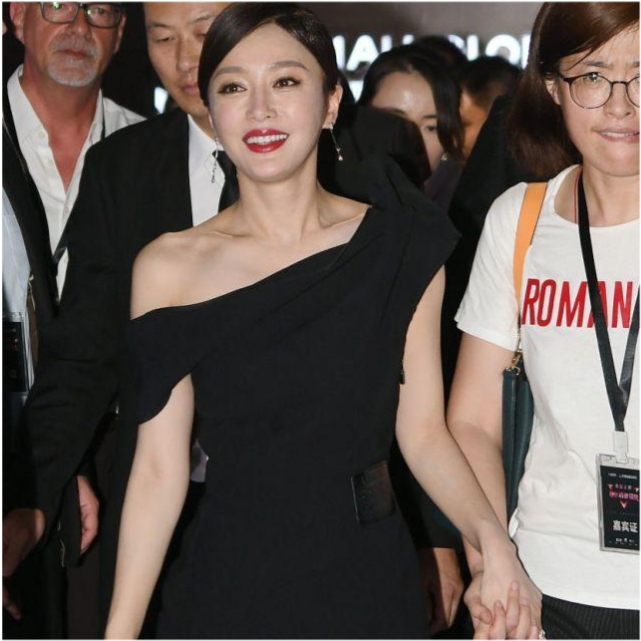 黄晓明前女友之一的秦岚现身上海某活动现场.