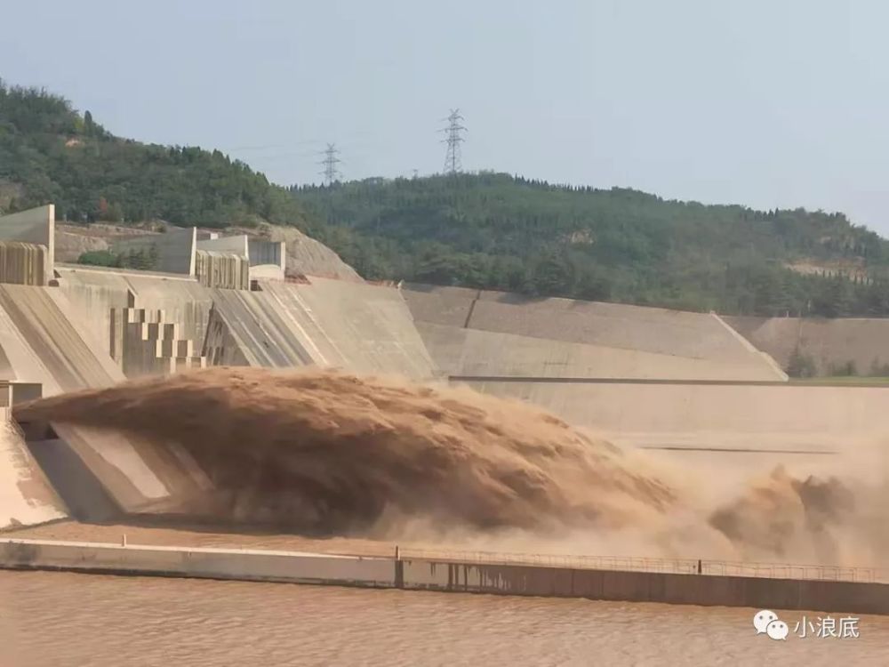 由于黄河流经黄土高原,所以大量的泥沙随着雨水流入黄河,经过小浪底